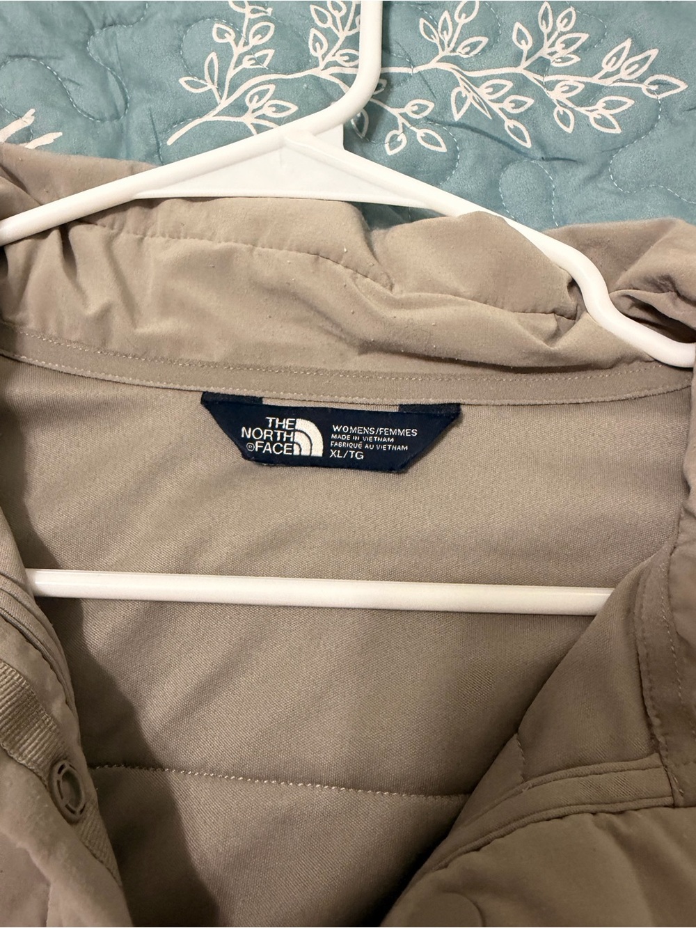 The North Face Women's quarter button up in white/pink/grey - Picture 3 of 4